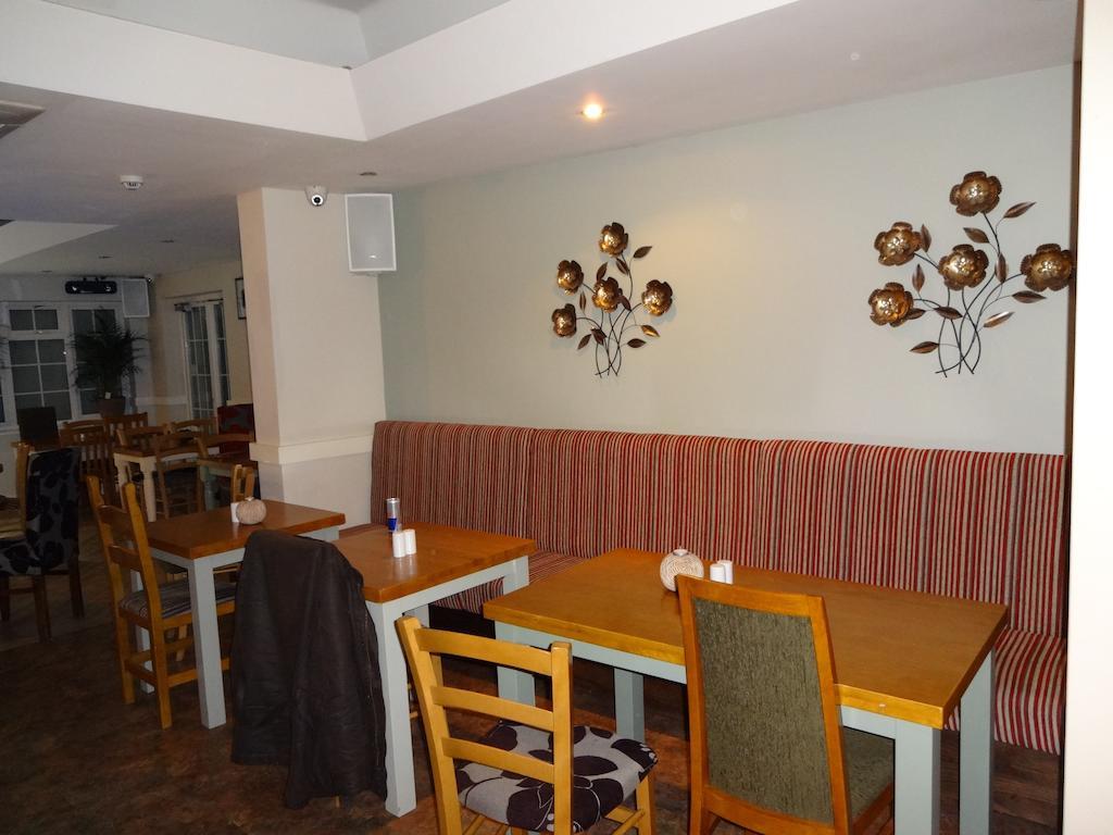 The Bull Hotel Barton in the Clay Exterior photo
